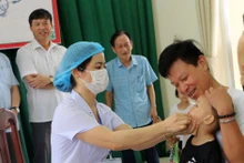Supplémentation en vitamine A pour les enfants de 6 à 35 mois dans le quartier de Thanh Tuyên, ville de Phu Ly. Photo : VNA.