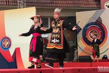 Le costume de représentation au Village culturel et touristique des minorités ethniques vietnamiennes. Photo : Nhandan.vn