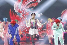 La pop star Hoàng Thùy Linh (centre) sur scène.