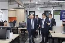 Le Président de l'AN Vuong Dinh Huê (à gauche) visite le bureau du FPT en Indonésie. Photo : VNA.