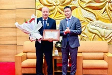 Le président de l’Union des organisations d'amitié du Vietnam, Phan Anh Son et l'ambassadeur d'Algérie au Vietnam, Abdelhamid Boubazine (gauche). Photo : VNA