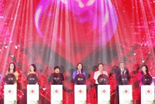 La Présidente par intérim de la République Vo Thi Anh Xuân lance le Mois humanitaire national 2024 à la ville de Diên Biên Phu. Photo: VNA