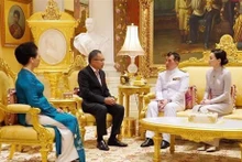 Le Roi de Thaïlande Maha Vajiralongkorn et la reine Suthida reçoivent en audience l’ambassadeur du Vietnam en Thaïlande, Phan Chi Thành. Photo : VNA.