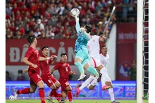 Les joueurs vietnamiens (maillot rouge) lors du match contre Hong Kong (Chine). Photo : VFF. 