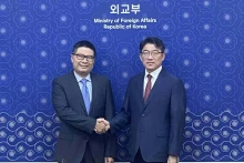 Le directeur du Département consulaire Doan Hoàng Minh (à gauche) et le directeur du Département de la sécurité consulaire du Ministère sud-coréen des Affaires étrangères, Yoon Chusok. Photo : baoquocte.vn