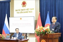Le Président de l'Assemblée nationale (AN), Tran Thanh Man, lors de la rencontre le 8 septembre, avec le personnel de l'ambassade du Vietnam et des représentants de la communauté vietnamienne en Russie. Photo : VNA.