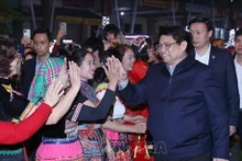 Le Premier ministre Pham Minh Chinh accueille le Nouvel An avec des habitants de Cao Bang. Photo : VNA