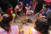 Des femmes font cuire le riz. Photo: CVN/VNA
