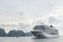 Le navire de croisière Viking Orion amène des touristes internationaux à Ha Long. Photo : congluan.vn
