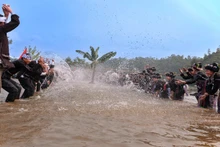 L'éclaboussures de l'eau est l’activité la plus attendue pendant la fête « Bun Vôc Nam ». Photo : nhandan.vn