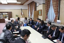Séance de travail entre le ministre vietnamien des Finances Hô Duc Phoc et son homologue japonais Shunichi Suzuki. Photo : VNA.