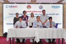 La cérémonie de lancement du projet de soutien aux personnes handicapées. Photo : thoidai.com.vn