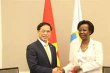 Le ministre vietnamien des Affaires étrangères, Bùi Thanh Son, et la Secrétaire générale de l'Organisation internationale de la Francophonie, Louise Mushikiwabo. Photo: VNA