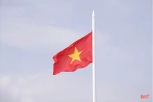 La cérémonie de lever du drapeau a lieu tous les lundis matin sur le toit-terrasse de la plate-forme DK1/10 située sur le haut-fond de Cà Mau - l'un des 15 plates-formes du bataillon. Photo : baohatinh.vn