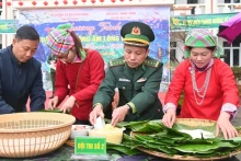Le dirigeant du commandement des gardes-frontières de la province de Hà Giang et les habitants préparent le "banh chung" (gâteau du Têt). Photo : NDEL.