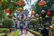 Les visiteurs au Temple de la Littérature à Hanoi. Photo : VOV.
