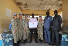 L'Unité de génie militaire vietnamienne rend visite au ministère de la Santé de la région d'Abyei. Photo : phunuvietnam.vn