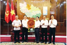 La délégation de Binh Thuân était conduite par Doàn Anh Dung, secrétaire adjoint du comité provincial du Parti de Binh Thuân. Photo : baobacninh.vn