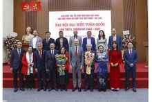 L'ambassadrice Nguyên Phuong Nga (3e de droite à gauche) et le comité executif de l'Association d'Amitié et de Coopération Vietnam - Pays-Bas pour le mandat 2022 - 2027, le 21 décembre 2022 à Hanoï. Photo : VNA.
