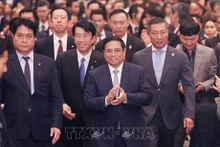 Le Premier ministre Pham Minh Chinh (au milieu) et des délégués au Forum économique Vietnam - Japon à Tokyo. Photo : VNA.