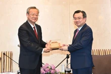 Nguyên Thanh Nghi, membre du Comité central du Parti et vice-secrétaire permanent du Comité du Parti de Hô Chi Minh-Ville (à droite) et Chen Jianwen, membre suppléant du Comité central du Parti communiste chinois et rédacteur en chef du Quotidien du Peuple (à gauche). Photo: sggp.org.vn