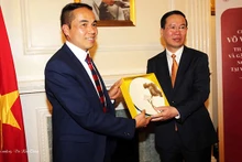 Le Président de Vo Van Thuong présente le 5 mai 2023 à Londres un cadeau de souvenir au professeur et docteur Nguyên Xuân Huân, président des intellectuels vietnamiens au Royaume-Uni et en Irlande. Photo : Nguyên Xuân Huân.