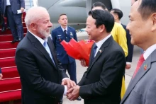 Le ministre de l'Agriculture et de l'Environnement, Dô Duc Duy, accueille le Président du Brésil, Luiz Inácio Lula da Silva, à l'aéroport international de Nôi Bài, à Hanoi. Photo: VNA