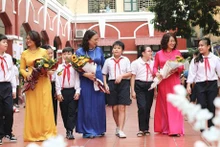 Des élèves qui ont grandi et terminé leur parcours scolaire, mais qui n'oublient pas les enseignants qu’ils ont eu pendant leurs études. Photo : VNA/CVN.
