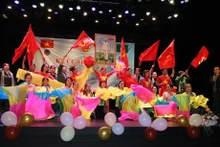 Un spectacle artistique à Macao pour célébrer le le 45e anniversaire de la libération du Sud et de la réunification nationale, le 1er mai (Journée internationale des travailleurs), le 70e anniversaire de la victoire de Diên Biên Phu (7 mai) et le 134e anniversaire de la naissance du Président Hô Chi Minh (19 mai). Photo: VNA.