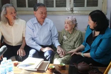 Le Secrétaire général et Président Tô Lâm rend visite à la famille du musicien Van Cao. Photo : VNA.