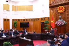 Le vice-Premier ministre Tran Hong Ha reçoit le directeur général de Samsung Vietnam Choi Joo Ho, le 12 août à Hanoï. Photo : VNA.