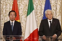 Le Président vietnamien, Vo Van Thuong (à gauche) et son homologue italien, Sergio Mattarella, lors de la conférence de presse à l’issue de leur entretien, à Rome, le 26 juillet. Photo : VNA.