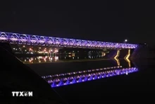 Le système d’éclairage du pont Muong Thanh. Photo: Le Service de l'Information et de la Communication de la province de Diên Biên. Photo: VNA.