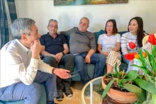 L'ambassadeur du Vietnam en Israël Ly Duc Trung (gauche) rencontre des familles vietnamiennes en Israël. Photo : Vu Hoi - VNA.