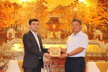 Le vice-président du Comité populaire de la ville de Hanoï, Nguyên Manh Quyên (à droite) et le président du Conseil mondial de l'artisanat pour la région Asie-Pacifique (Aziz Murtazaev). Photo : thoidai.com.vn
