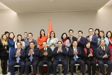 Le Premier ministre Pham Minh Chinh et des membres du Réseau d'innovation vietnamien en Europe. Photo : VNA Zalo Facebook Twitter Impression Copy link. 