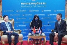 Le ministre vietnamien de la Justice, Lê Thanh Long (à gauche), et son homologue thaïlandais, Somsak Thepsuthin. Photo : VNA.
