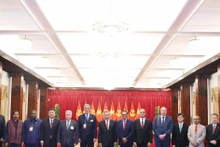 Le leader du PCV reçoit les dirigeants des Partis politiques participant aux célébrations de l'anniversaire de la réunification. Photo : VNA.