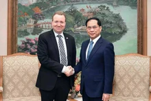 Le vice-Premier ministre et ministre des Affaires étrangères Bùi Thanh Son (à droite) et le président de la Commission des affaires étrangères du Parlement danois, Michael Aastrup Jensen (à gauche). Photo: baoquocte.vn