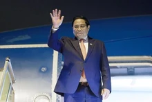Le Premier ministre vietnamien Pham Minh Chinh quitte Vientiane, clôturant son voyage d'affaires pour assister aux 44e et 45e Sommets de l'ASEAN au Laos. Photo : VNA.