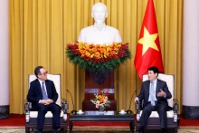 Le président Luong Cuong (droite) et le ministre sud-coréen des Affaires étrangères Cho Tae-yul à Hanoï. Photo : VNA. 