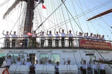 Le voilier 286-Lê Quy Dôn part pour une visite d'amitié à Singapour. Photo : VNA.