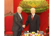 Le Secrétaire général du Parti, Nguyên Phu Trong (à droite), et le Secrétaire général des Nations Unies, António Guterres. Photo : VNA.