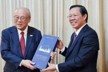 Le président du Comité populaire de Ho Chi Minh-Ville, Phan Van Mai (droite), reçoit le conseiller spécial de l'Alliance des députés d'amitié Japon - Vietnam, Takebe Tsutomu. Photo: sggp.org.vn