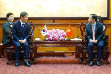 Nguyên Van Phuong, secrétaire adjoint du Comité provincial du Parti, président du Comité populaire de la province de Thua Thiên Huê, reçoit Kang Boo Sung, consul général de la République de Corée (à gauche). Photo : Le portail électronique de Thua Thiên Huê.