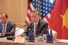 Le Secrétaire général du Comité central du Parti communiste du Vietnam et Président Tô Lâm (à droite) à la rencontre avec des représentants du Parti communiste des États-Unis (CPUSA), d'organisations de la gauche et des amis américains. Photo : VNA.