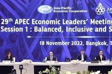 Le Président Nguyên Xuân Phuc (2e à gauche) à la première réunion restreinte de la Semaine du Sommet du Forum de coopération économique Asie-Pacifique (APEC) 2022. Photo : VNA.