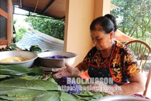 Mme Vi Thi Hông Ly dans le village de Truong Son (commune de Son Ha, district de Huu Lung) prépare des « banh chung » pour les vendre depuis plus de dix ans, approvisionnant principalement les marchés du district. Photo : baolangson.vn