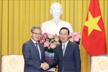 Le Président Vo Van Thuong (à droite) et Thongsavanh Phomvihane, chef de la Commission des Relations extérieures du Comité central du Parti révolutionnaire populaire lao. Photo : VNA.