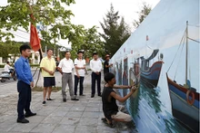La peinture murale est réalisée par groupe d’artistes « Couleurs du monde ». Photo: PCV